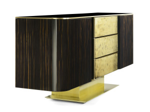 Деревянный шкаф с ящиками