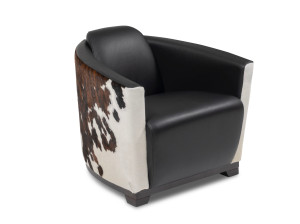 Кожаное кресло с подлокотниками