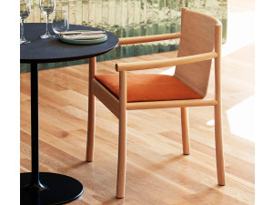 Деревянный стул с подлокотниками