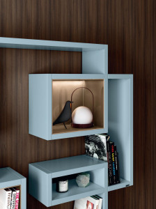 Деревянный подвесной книжный шкаф