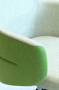 Шерстяное кресло с подлокотниками