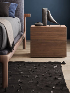 Деревянная тумбочка