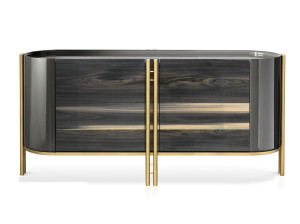 Деревянный шкаф с распашными дверями