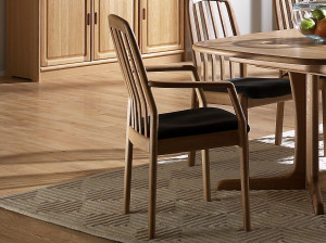 Деревянный стул с подлокотниками