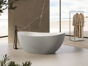 Овальная ванна в центре комнаты