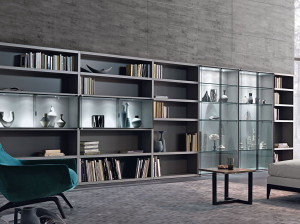 Деревянный книжный шкаф с освещением