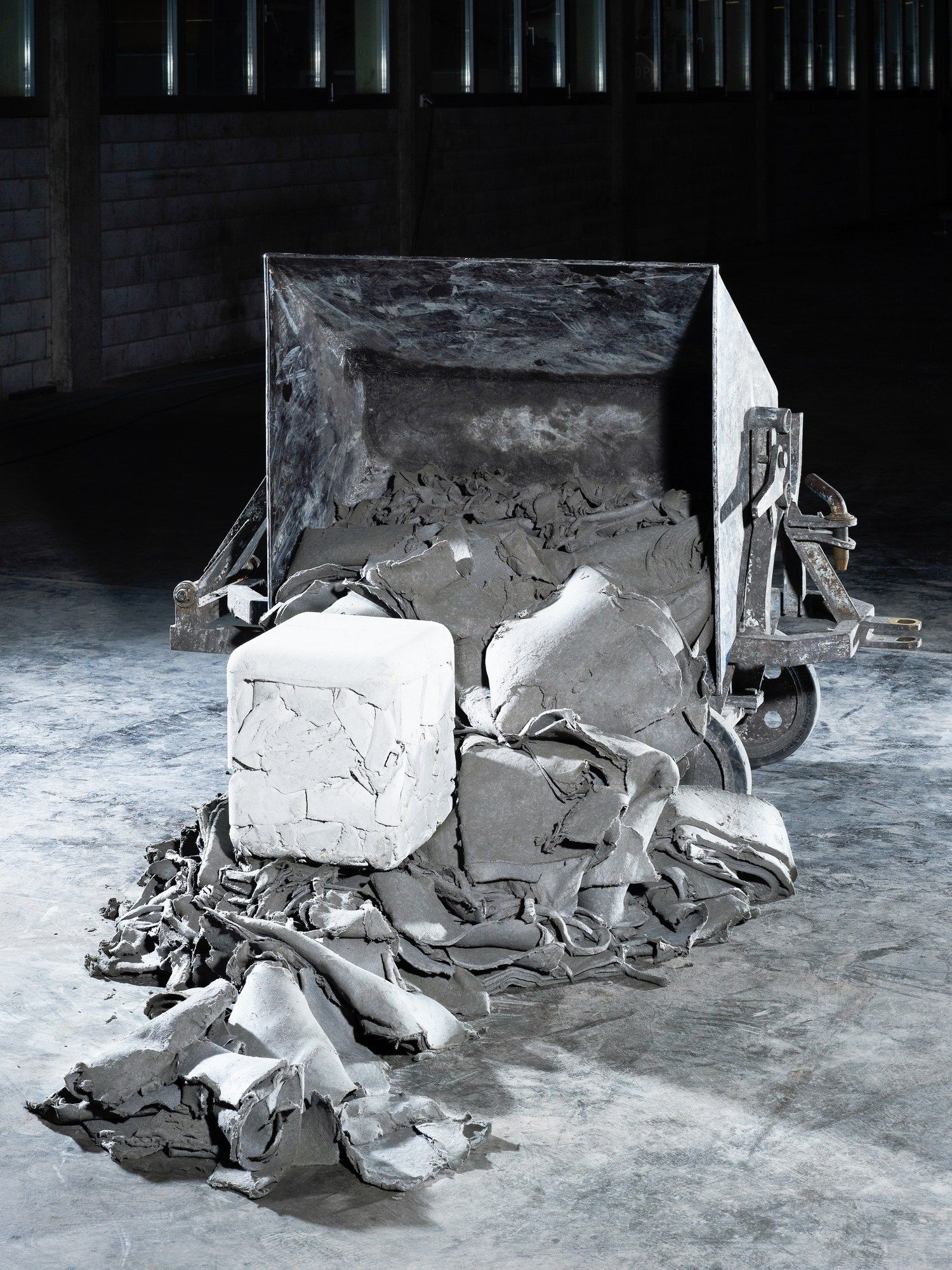 Бетонный низкий садовый стул SWISSPEARL дизайн ARCH-00084434 - Вид №4