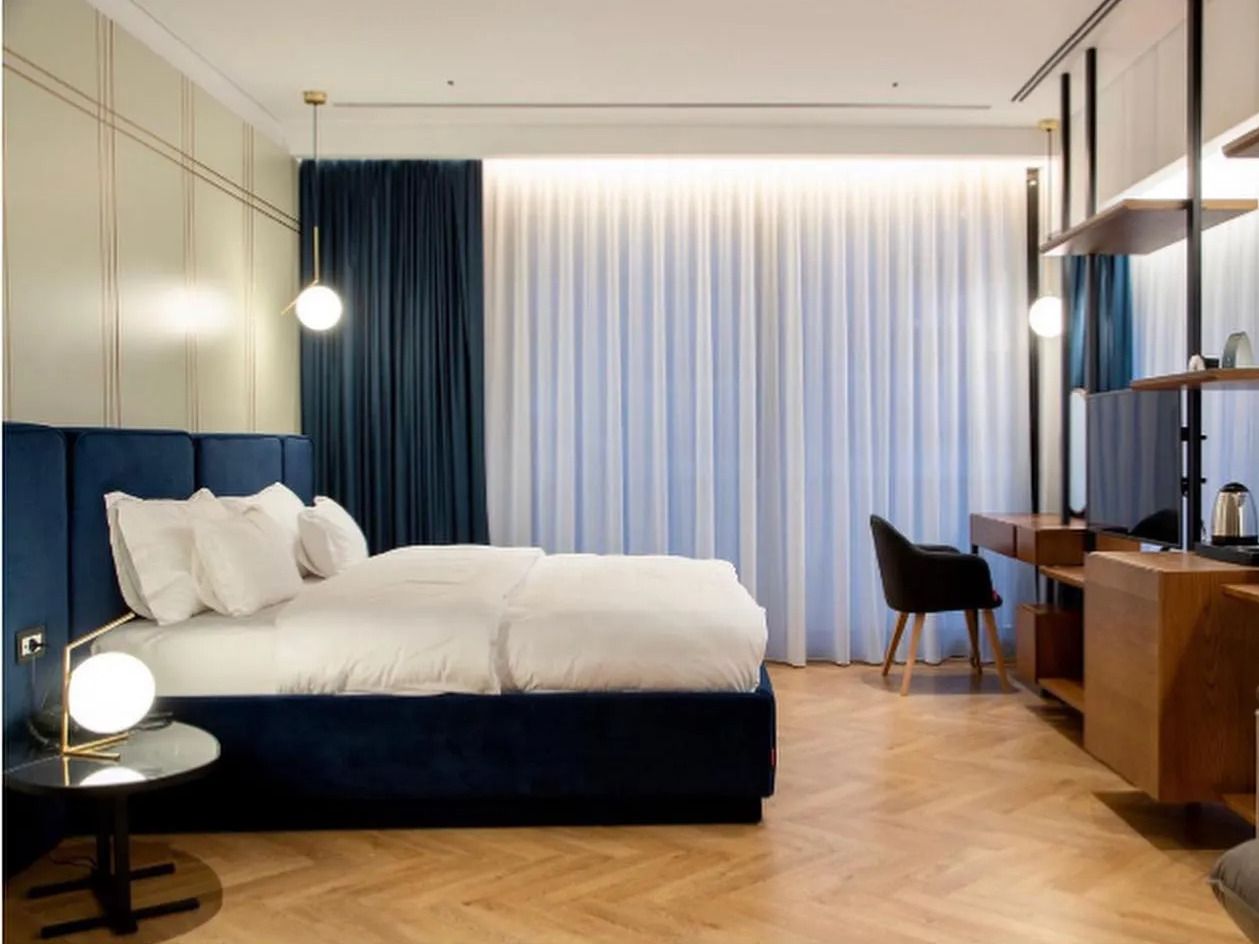 Двуспальная мягкая кровать из ткани с высоким изголовьем ABLE MONETTE ARCH-00055466 - Вид №4