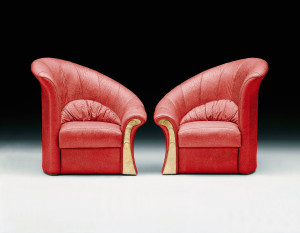 Кожаное кресло с подлокотниками