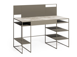 Окрашенный металлический и керамический стол