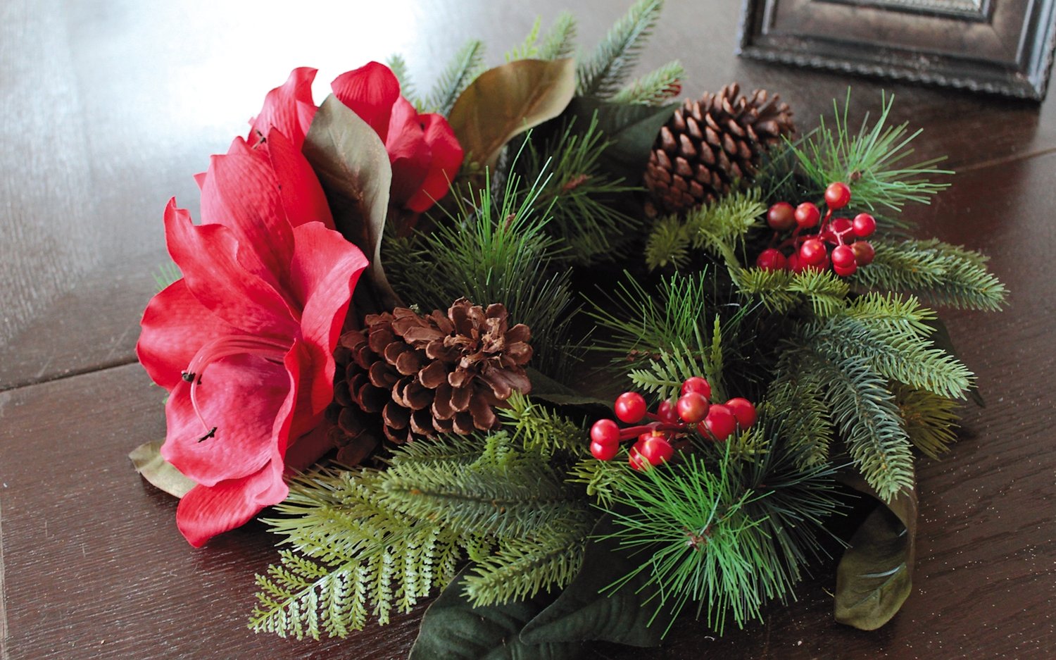 1466 444 a3 Искусственный венок 'Амариллис / ель / шишки / ягоды', Ø 40 см, красный H-andreas 