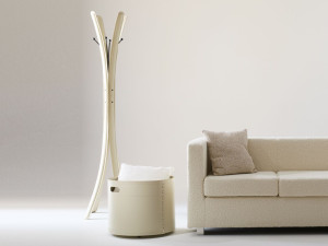 Кожаная напольная вешалка