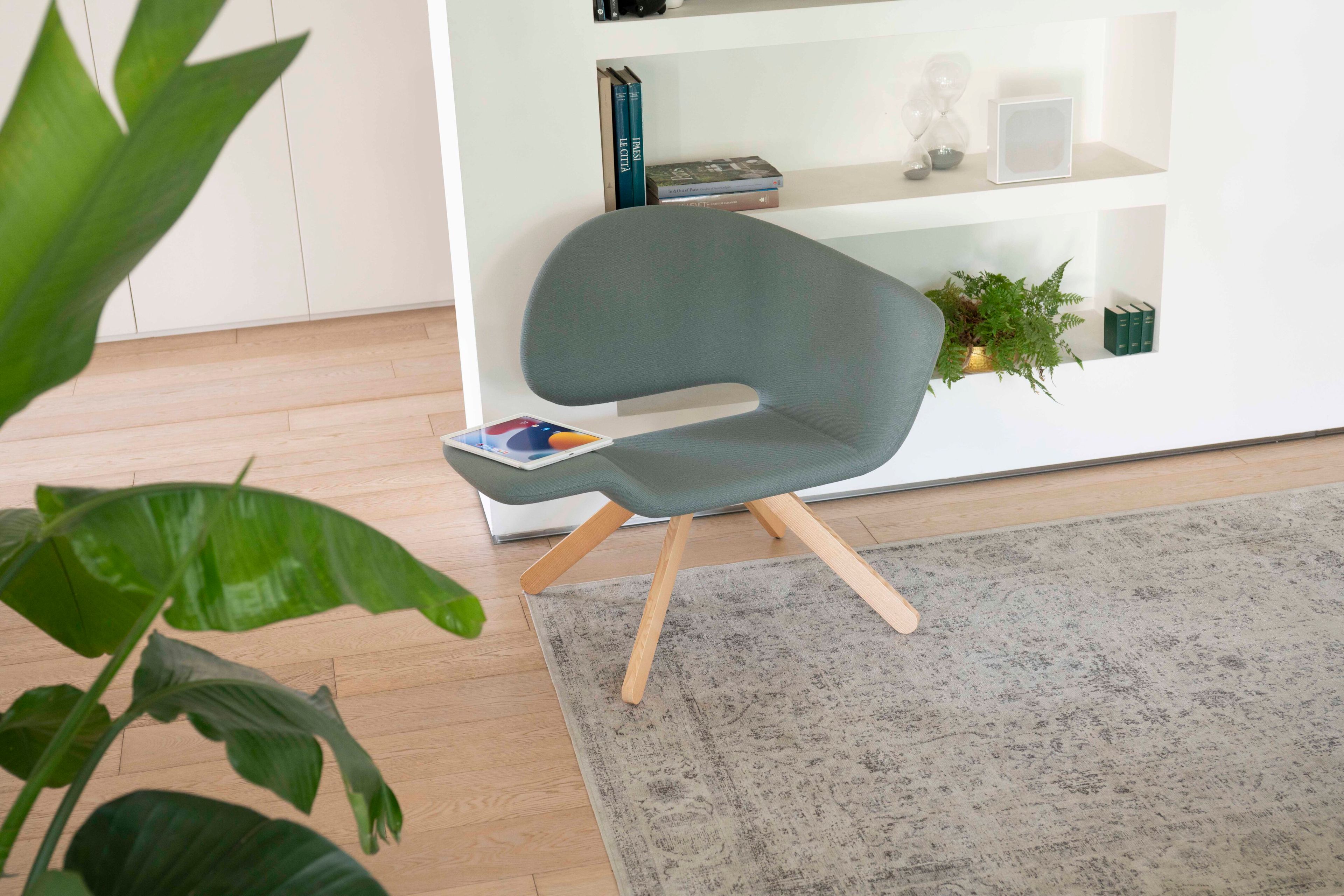 Тканевое кресло с деревянным каркасом GABER NALÌ WOODEN BASE ARCH-00001766