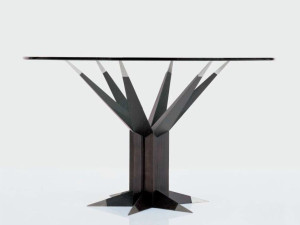 Стол с основанием из ясеня, металлические наконечники, очень прозрачная стеклянная столешница