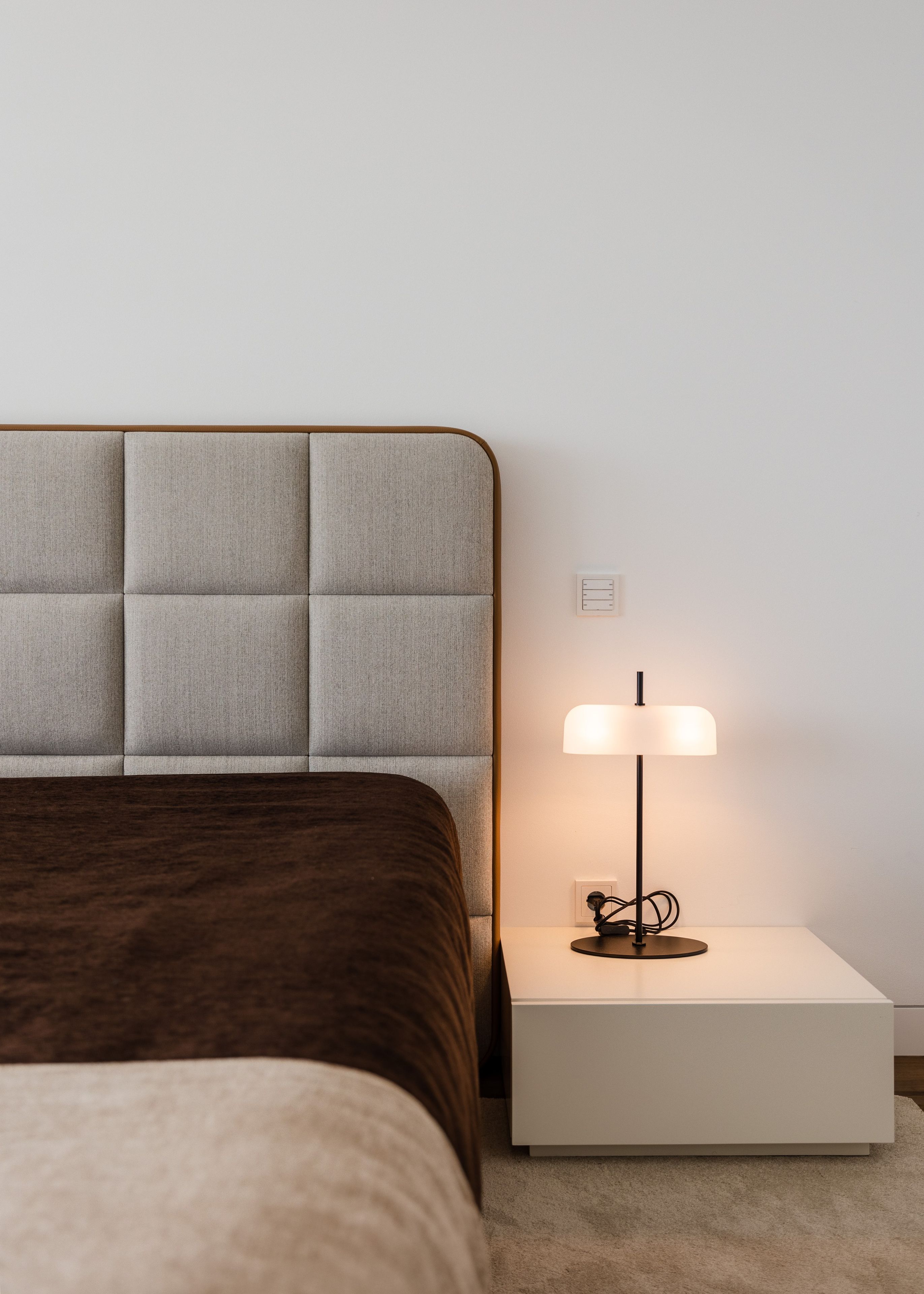 Бархатная двуспальная кровать с мягким изголовьем Stylish Club Мадрид ARCH-00147357 - Вид №11