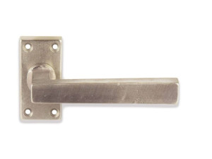 Бронзовая ручка на розетке