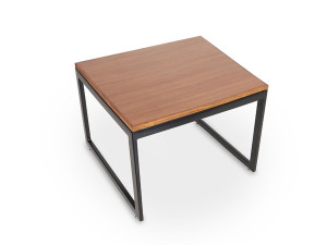 Деревянный квадратный стол