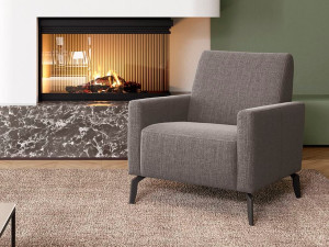 Тканевое кресло с подлокотниками