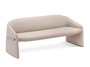 Трехместное кресло с мягкой обивкой и подлокотниками