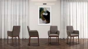 Мягкий тканевый стул с подлокотниками