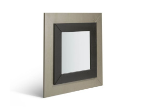Квадратное зеркало в рамке