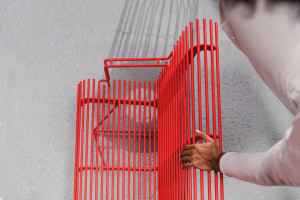 Стальная скамья со спинкой с подлокотниками