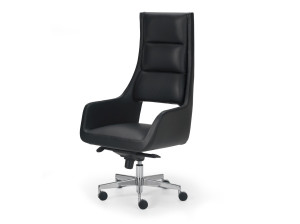 Офисное кресло с кожаной обивкой и высокой спинкой