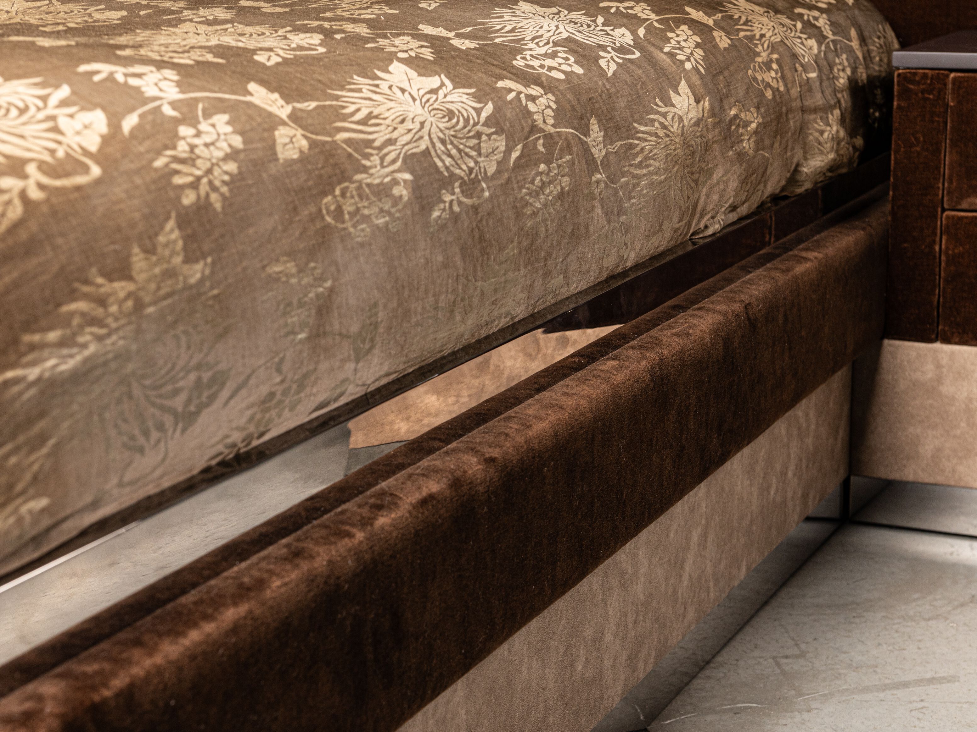 Двуспальная кровать из ткани со встроенными тумбочками The House of Lyria MINADORA ARCH-00086951 - Вид №2