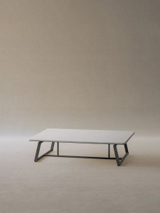 Низкий садовый стол из стали и дерева