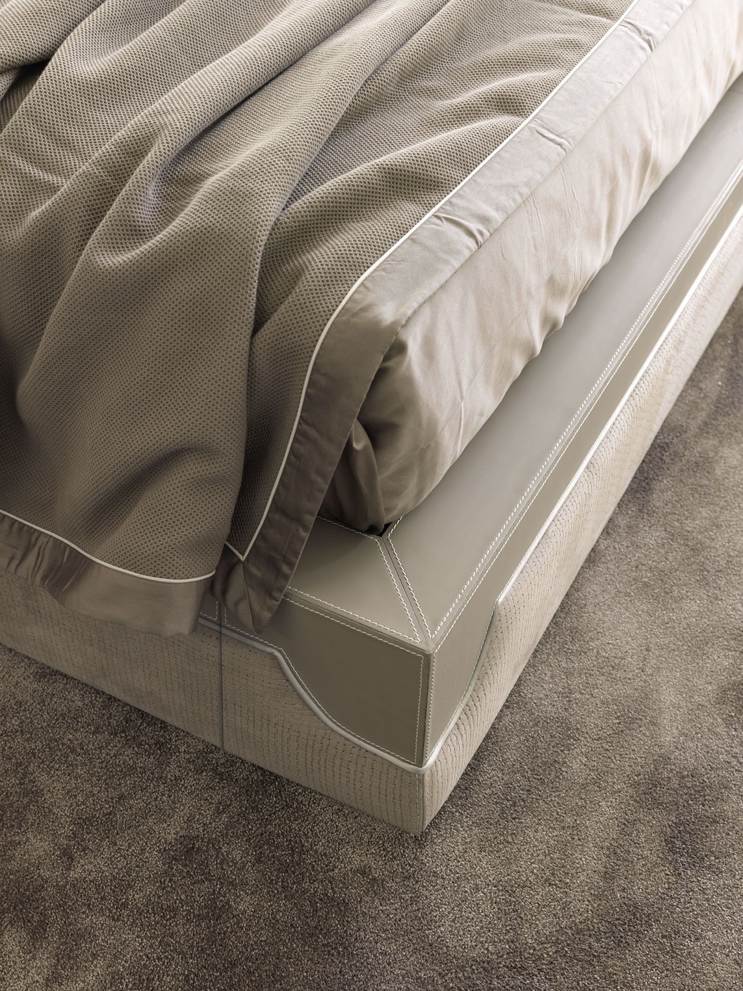 Мягкая кровать из ткани Vittoria Frigerio CORIO ARCH-00066202 - Вид №2