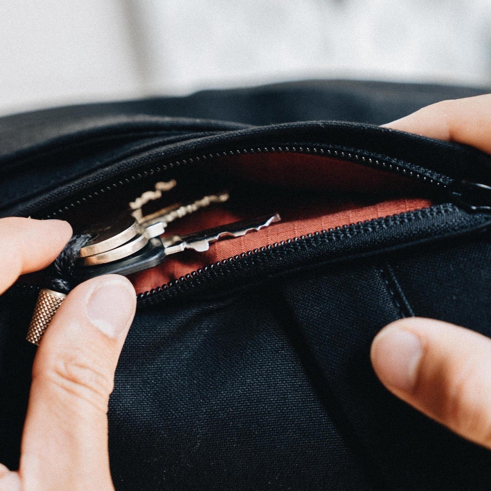 W301BLA-STO-BST Ежедневная упаковка 21 л - Камень / Черная сталь Wingback  - Вид №9