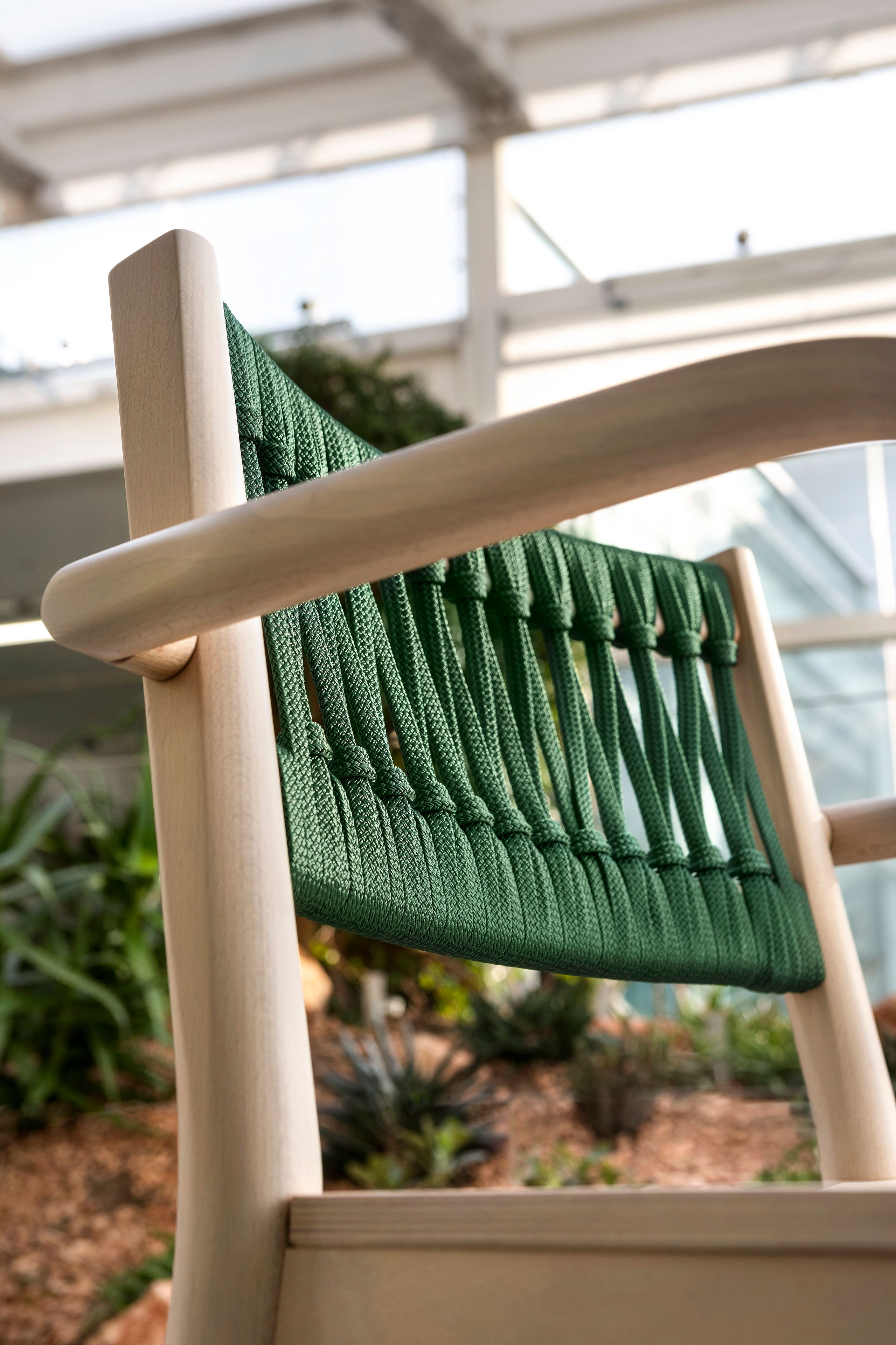 Стул из бука с подлокотниками с открытой спинкой TrabA' ARCH-00109282 - Вид №2