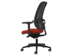 Регулируемое по высоте вращающееся офисное кресло с подлокотниками