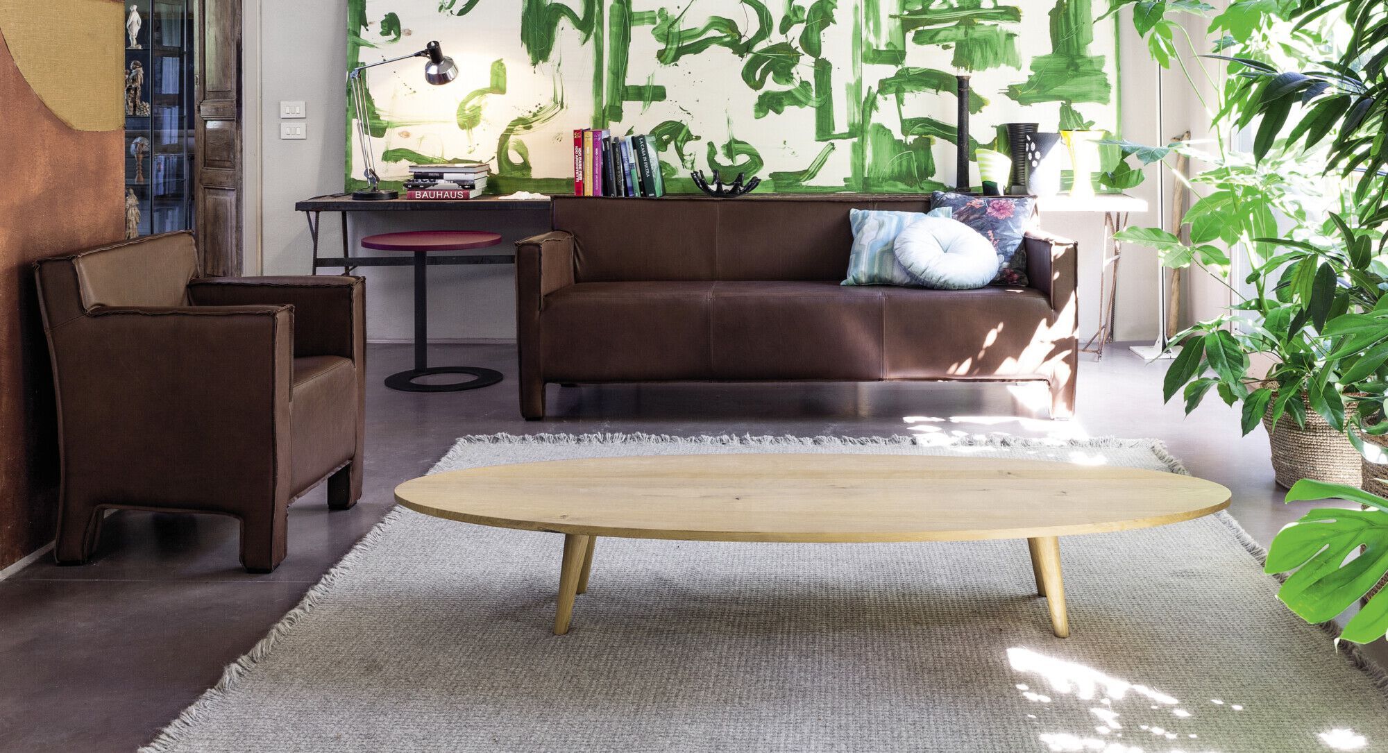 Низкий овальный журнальный столик из массива дерева Devina Nais SURF ARCH-00056368 - Вид №1