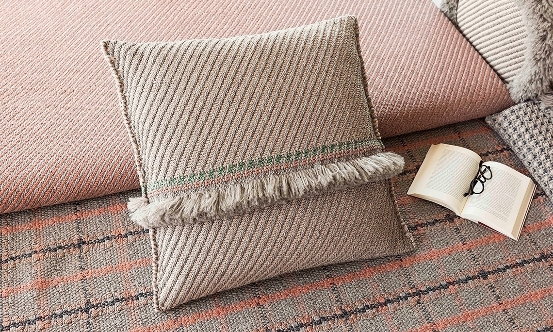 070658 Подушка Diagonal GL almond-ivory 70x70 GAN Garden Layers - Вид №2