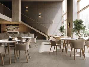 Мягкий тканевый стул с подлокотниками