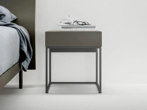 Деревянная прямоугольная тумбочка с ящиками