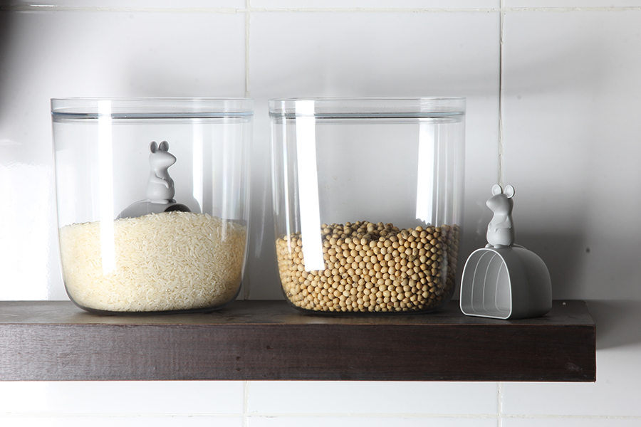 QL10326-CL-GY Контейнер с мерной ложкой lucky mouse 3,5 л Qualy  - Вид №1