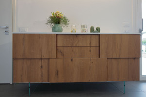 Шкаф из дуба с распашными дверями