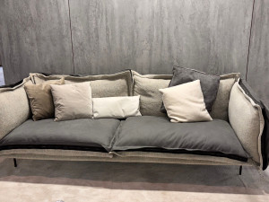 Кожаный и тканевый диван