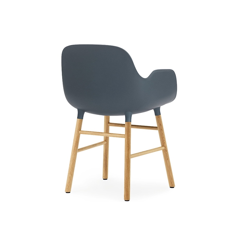 Кресло Form с ножками из дуба 78х56.1х52 см, синее Normann Copenhagen 602765 - Вид №1