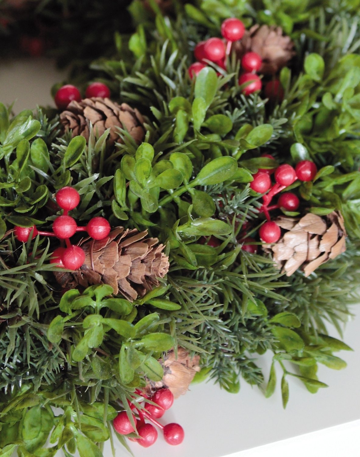 1040 883 a3 Венок искусственный 'ель / самшит / ягоды / шишки', Ø 37 см, зеленый H-andreas 