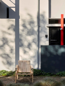 Сосновое садовое кресло с подлокотниками