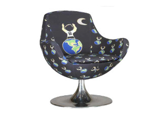 Тканевое кресло с подлокотниками