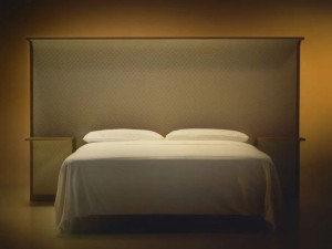 Высокое изголовье из дерева и ткани со встроенными тумбочками