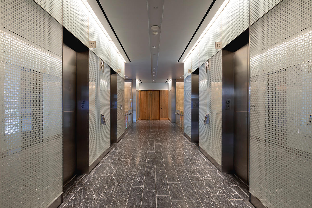 FSRT637 Система облицовки стен Levelr с панелями из вивихромового хромового стекла в отражающей конфигурации с индивидуальной цветовой прослойкой и опалексной отделкой, индивидуальной графикой туалета с индивидуальной подсветкой световой панели и настраив Forms-surfaces 