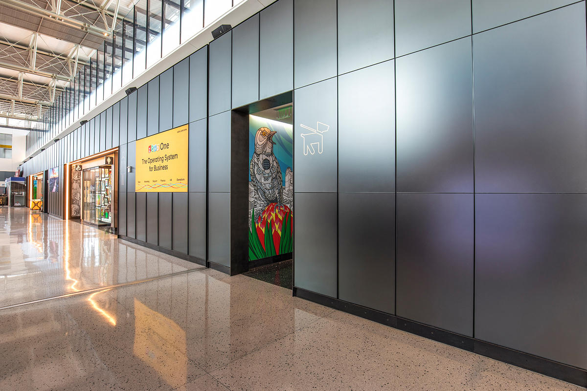 FSRT635 Система облицовки стен Levelr с панелями из вивихромового хромового стекла в отражающей конфигурации с индивидуальной цветовой прослойкой и опалексной отделкой, индивидуальной графикой туалета с индивидуальной подсветкой световой панели и настраив Forms-surfaces  - Вид №8