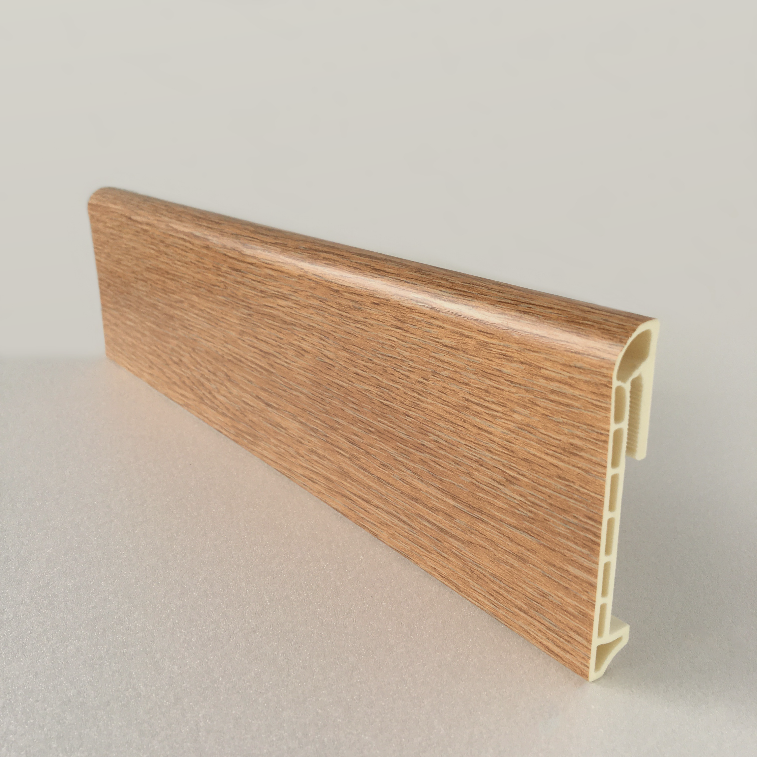 Напольный плинтус  Дуб классический 80мм DEKOR PANEL DP068