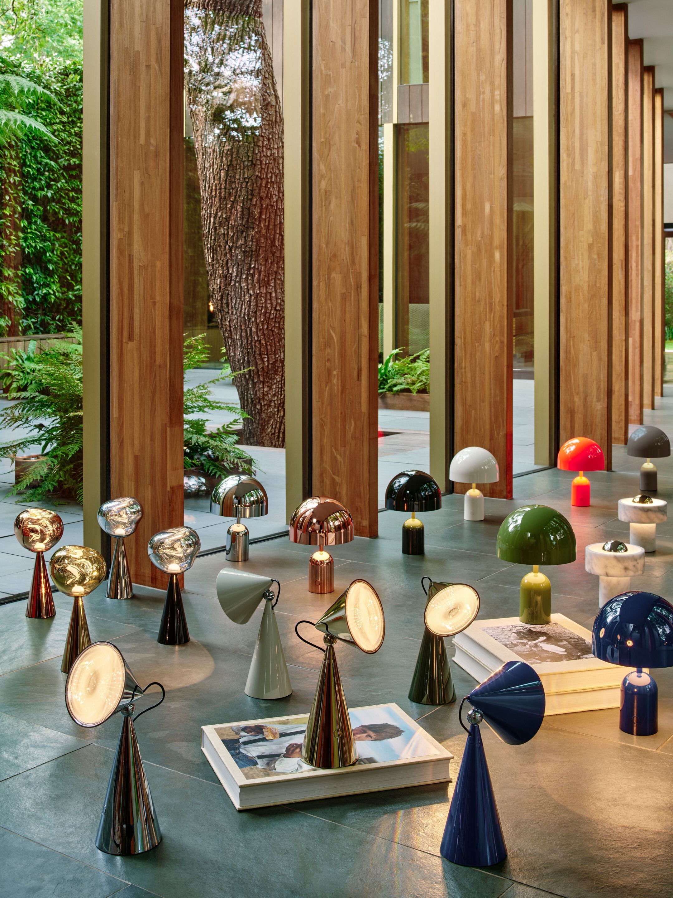 Светодиодная настольная лампа с батарейным питанием Tom Dixon поза ARCH-00060610 - Вид №16