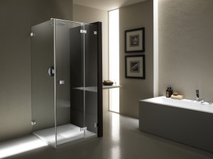 Угловая душевая кабина из закаленного стекла с распашной дверью